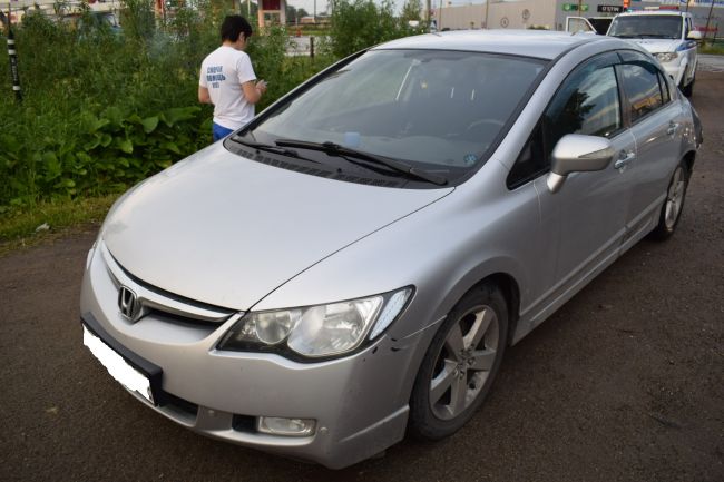 В Ухте пьяный водитель на грузовике врезался в автомобиль Honda Civic